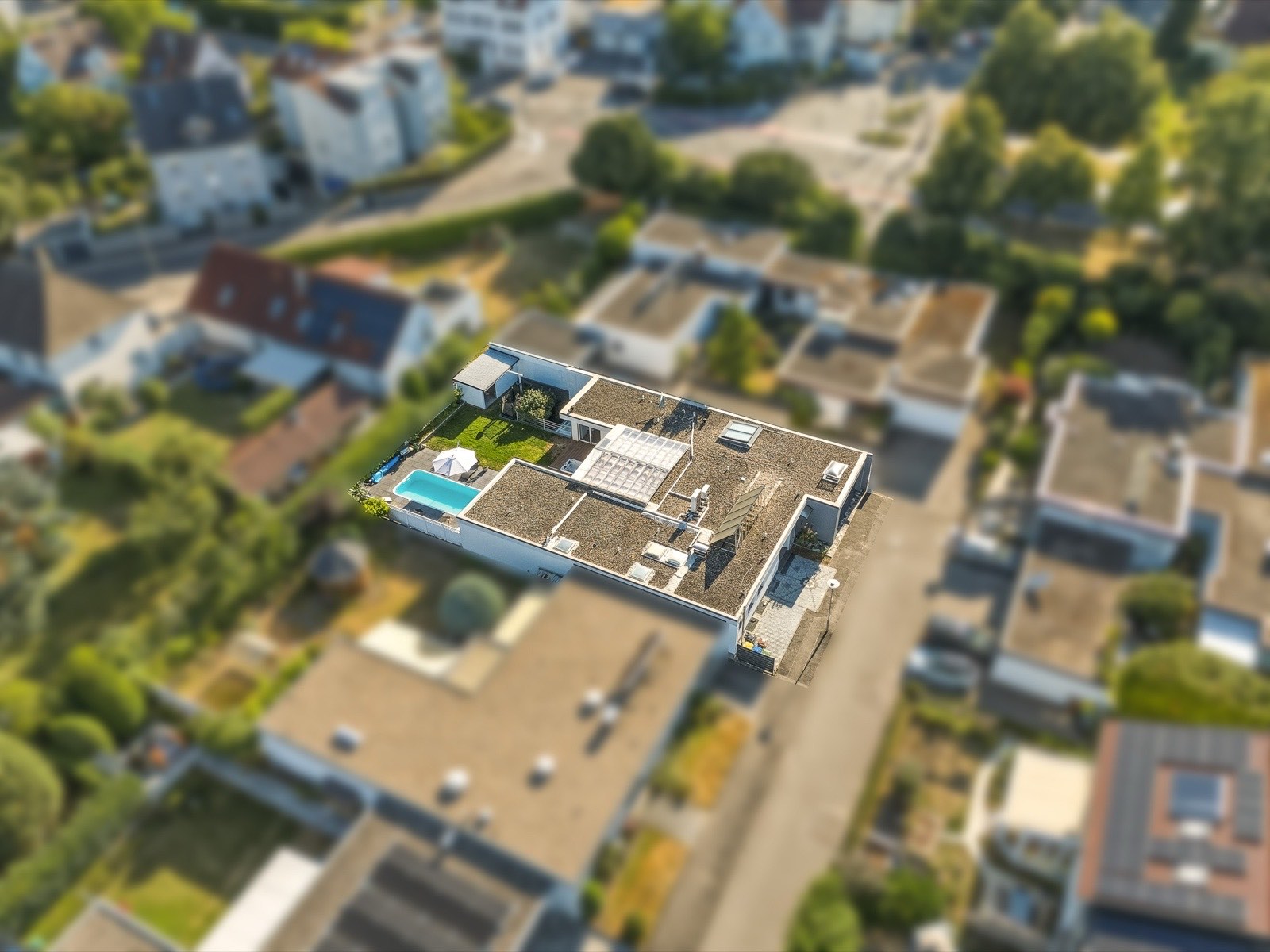 Luftaufnahme des Bungalows mit Pool und Atrium