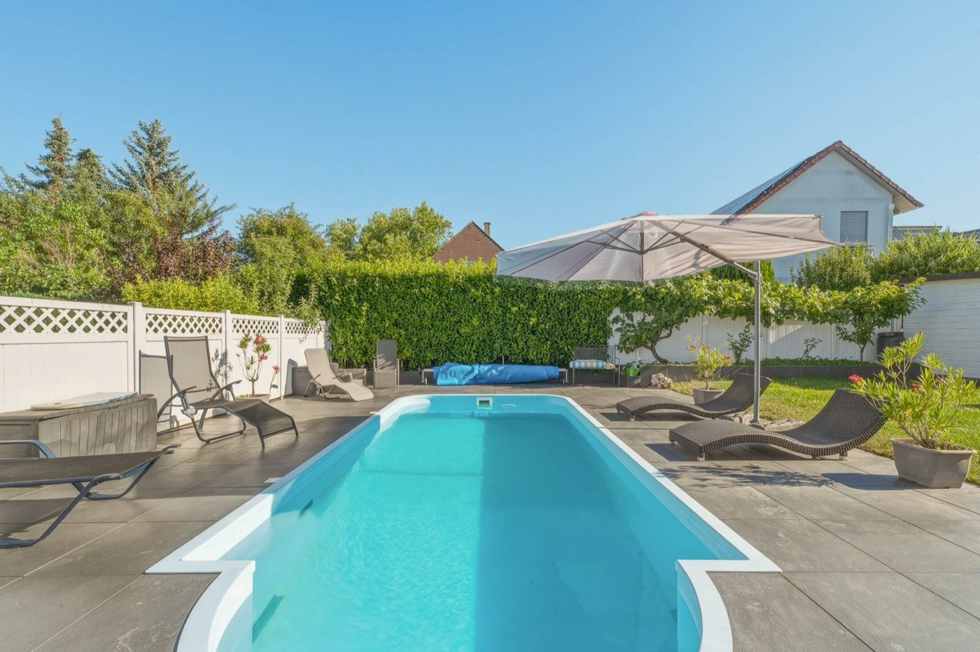 Pool mit Liegebereich im Garten