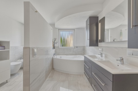Badezimmer mit Eckwanne